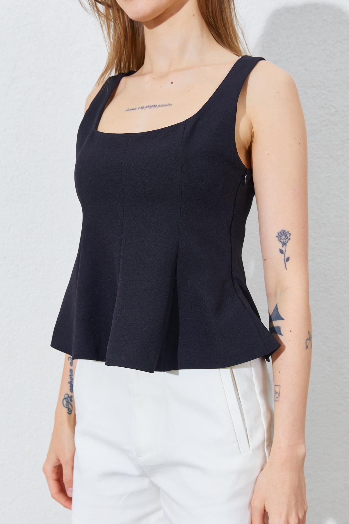 Kadın Kare Yaka Kolsuz Peplum Bluz