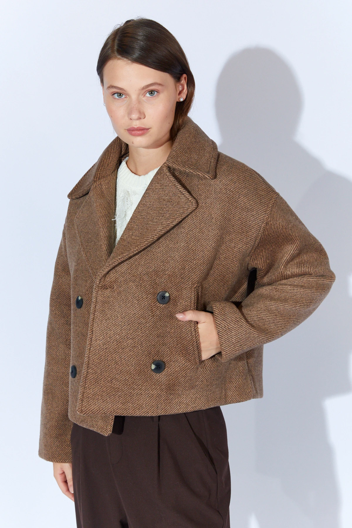 Kadın Yakalı Dört Düğmeli Diagonel Kısa Kaşe Ceket