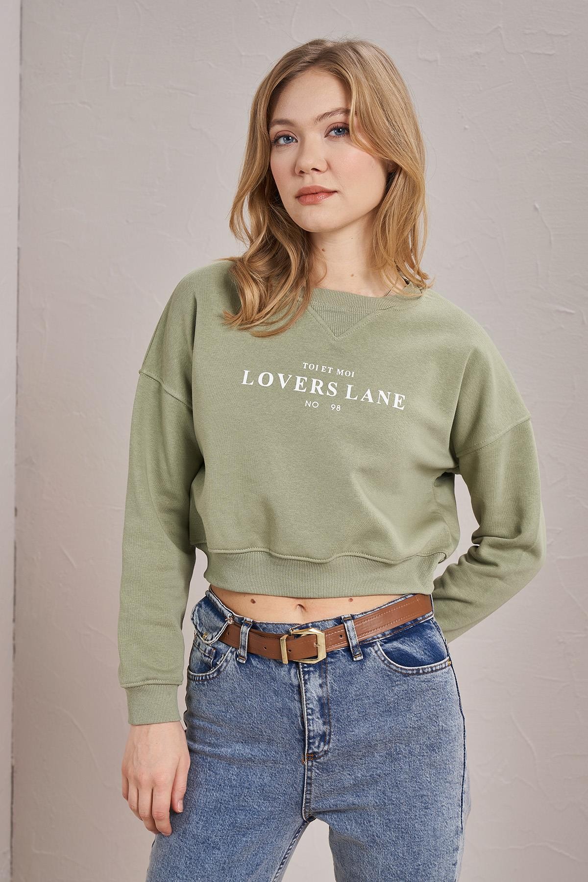 Kadın Bisiklet Yaka Lovers Lane Baskılı Üç İplik Crop Sweatshirt - Yeşil