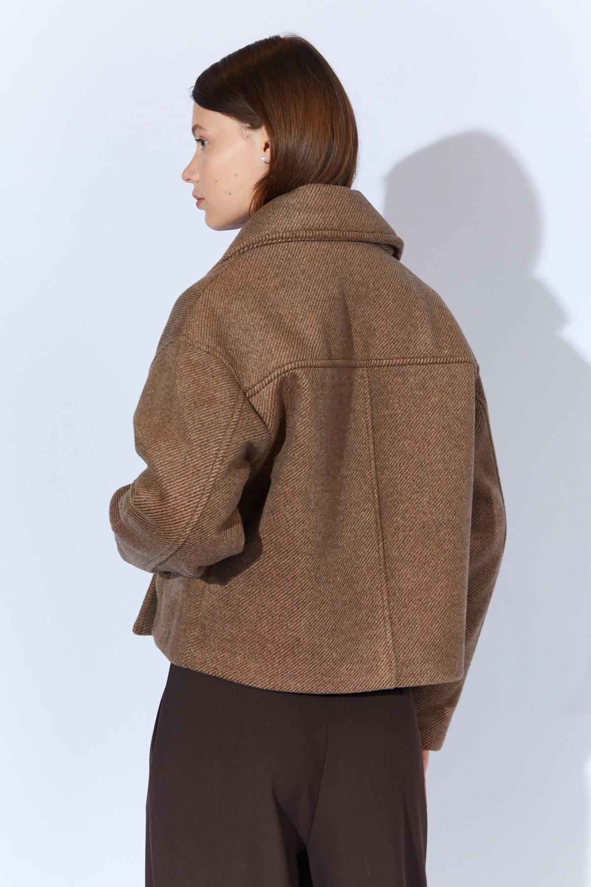 Kadın Yakalı Dört Düğmeli Diagonel Kısa Kaşe Ceket