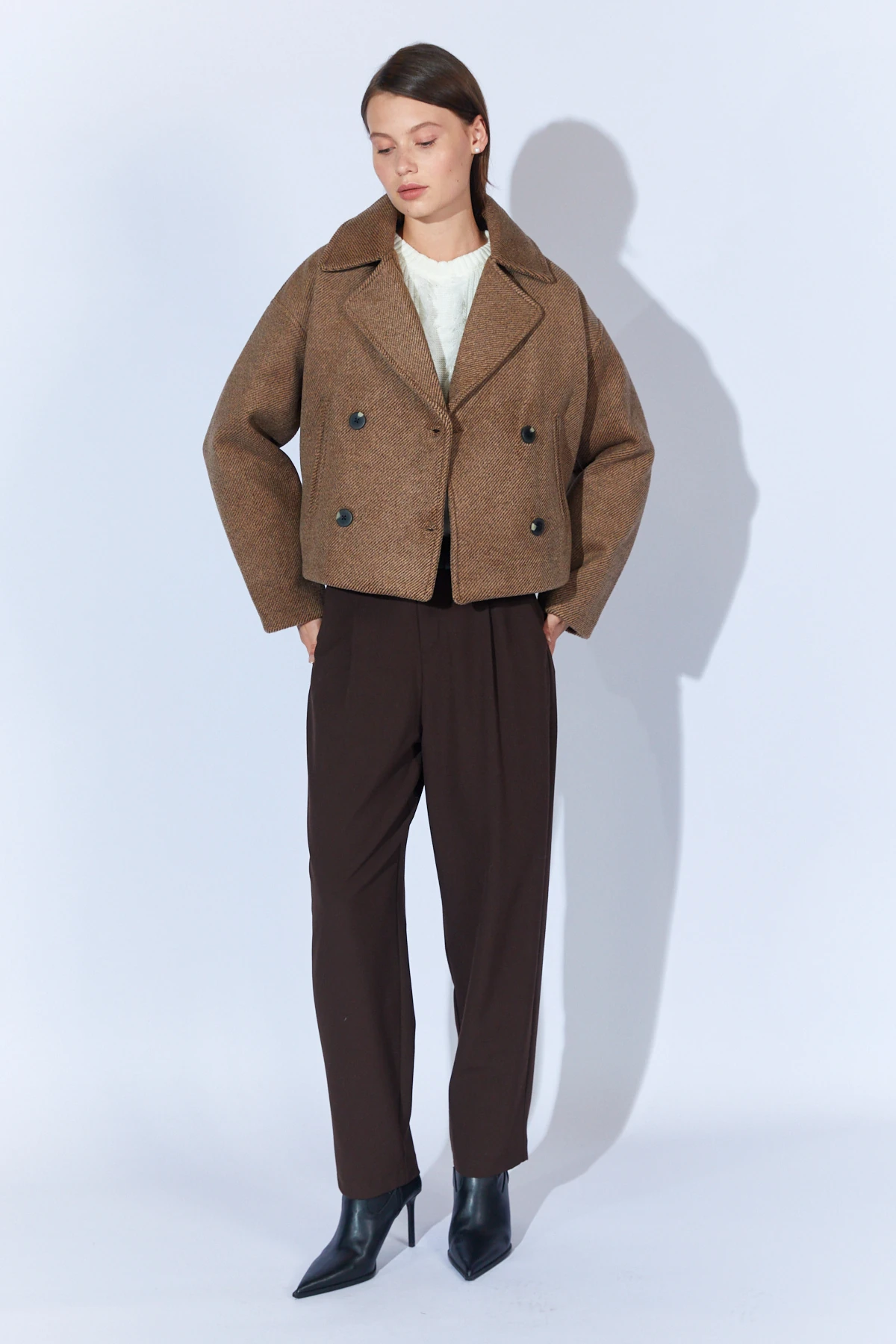 Kadın Yakalı Dört Düğmeli Diagonel Kısa Kaşe Ceket