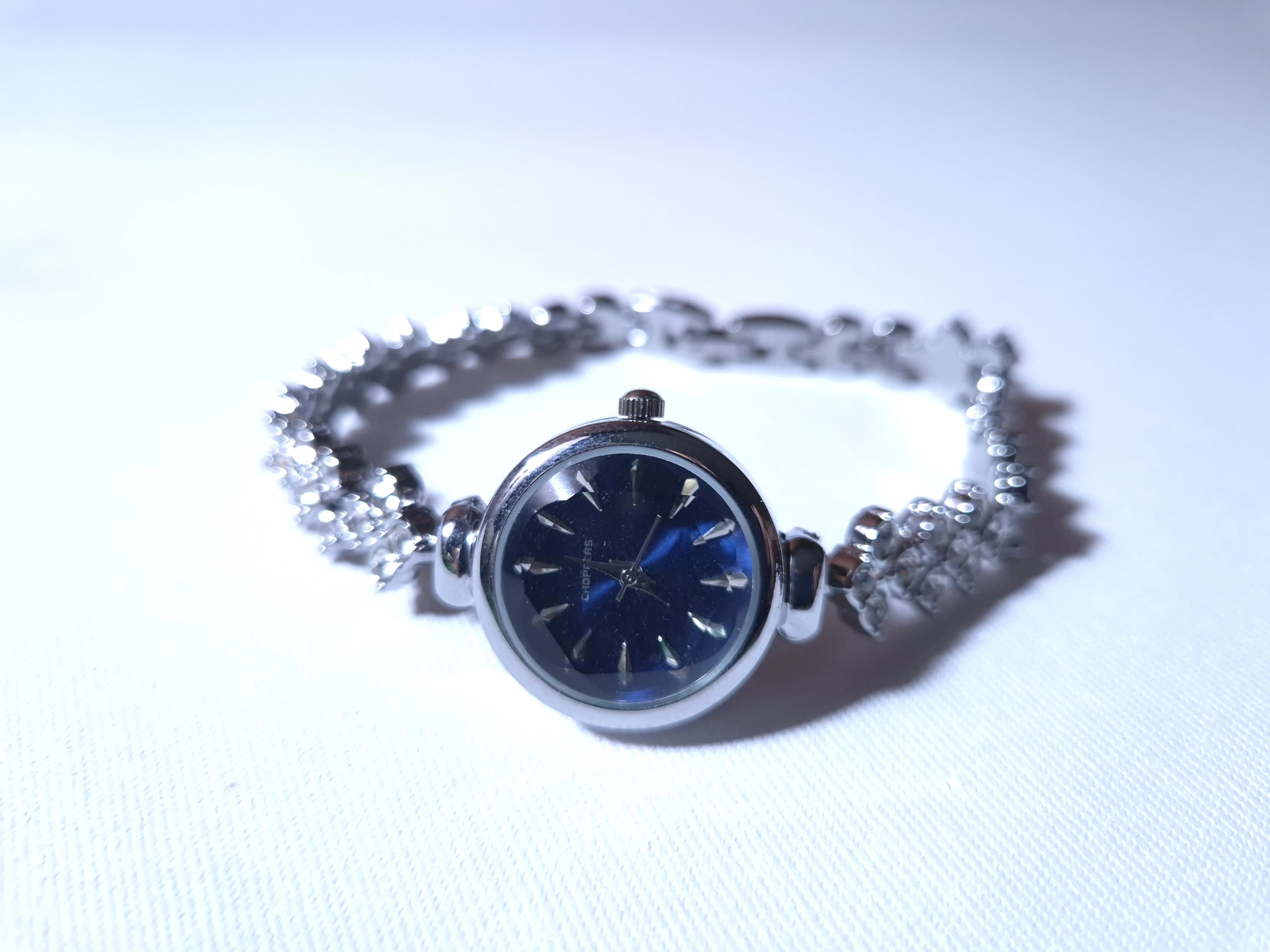 Noyan Janset Crystal Taşlı Metal Kordon Yuvarlak Kasa Yeni Sezon Kadın Kol Saati Gümüş (Lacivert Kadran)
