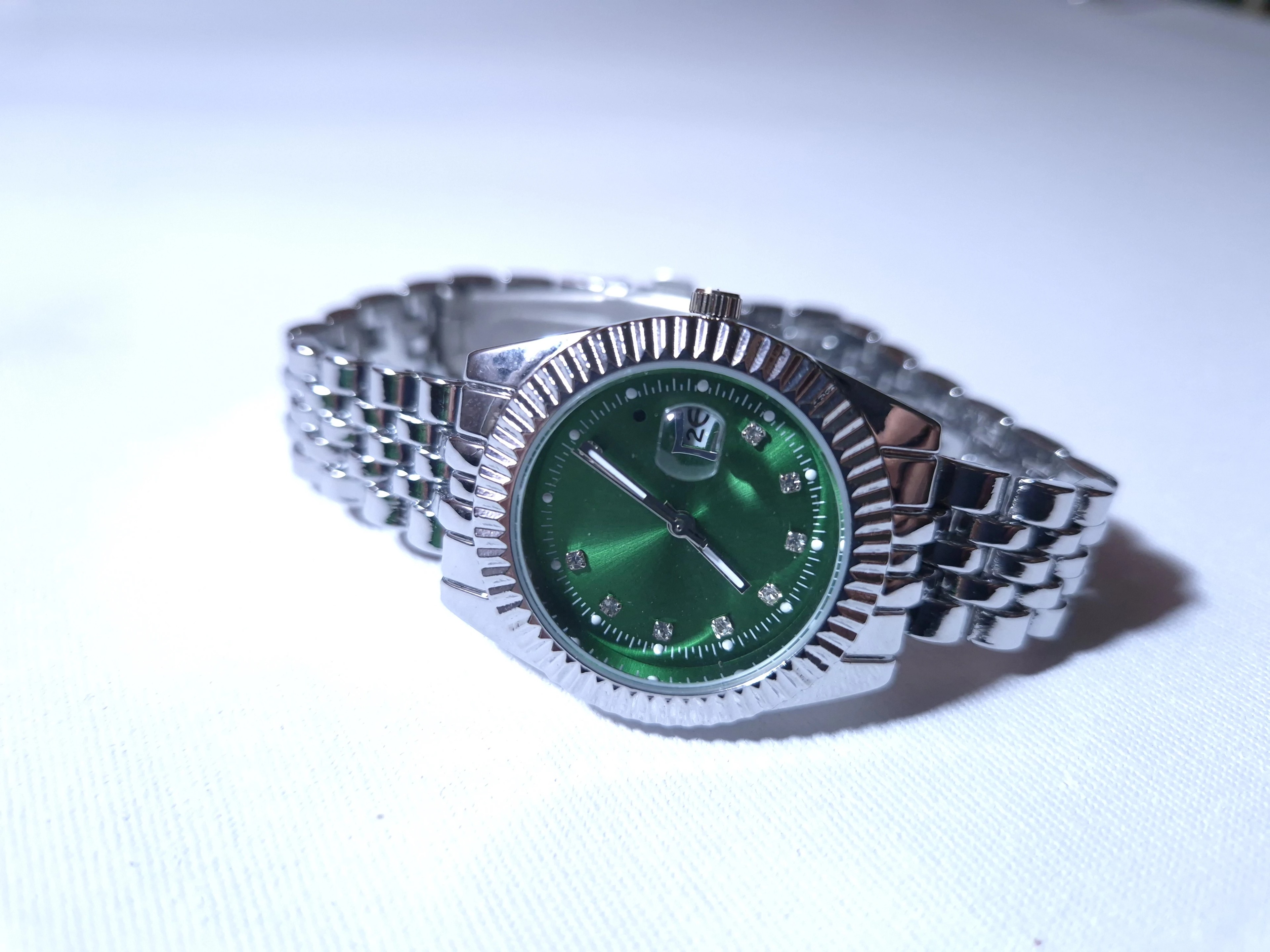 Tomris Emerald Metal Kordon Yuvarlak Kasa Yeni Sezon Kadın Kol Saati Gümüş (Zümrüt Yeşili Kadran)