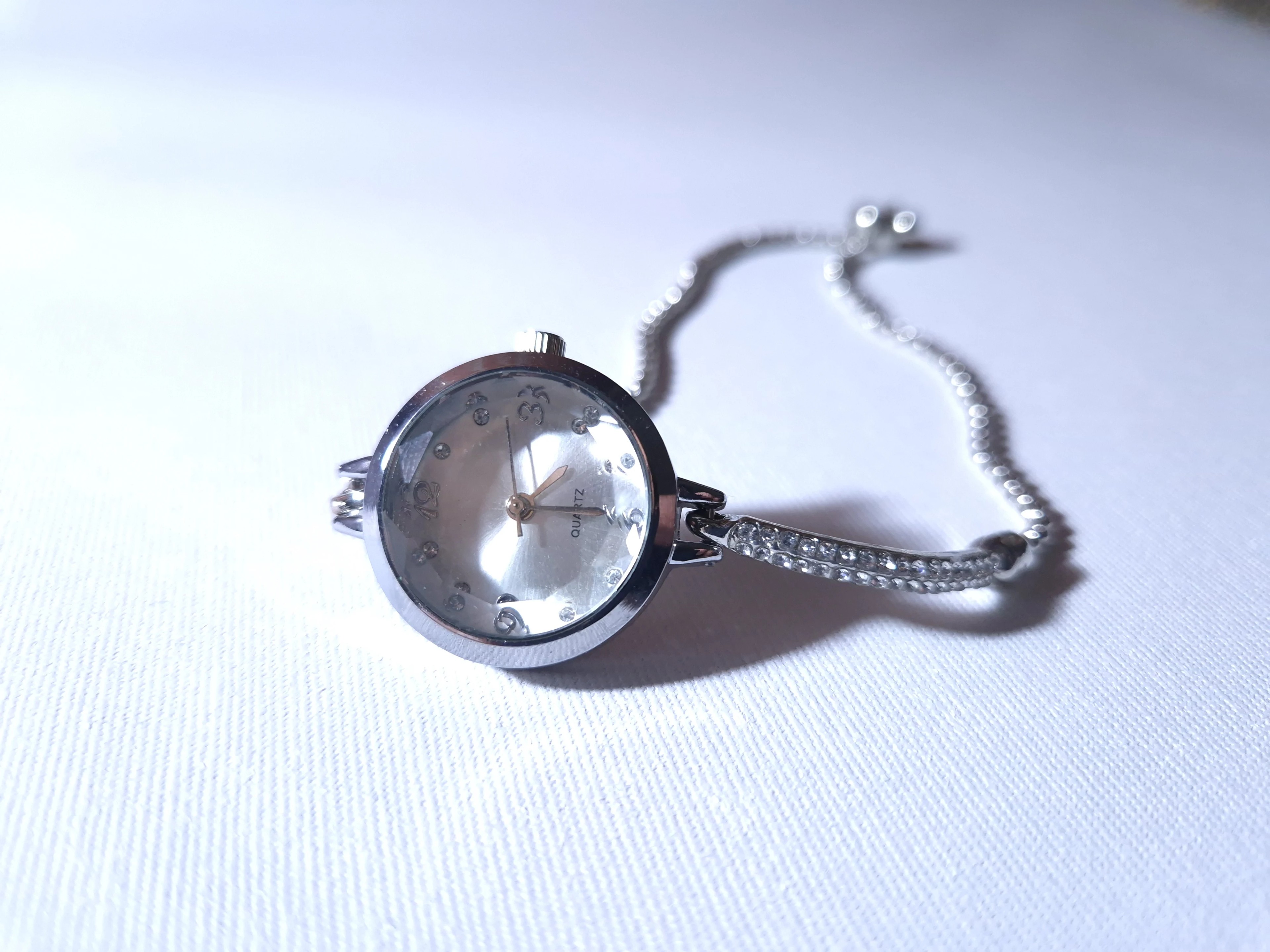 Pamira Crystal Shine Taşlı İnce Zincir Kordon Yuvarlak Kasa Yeni Sezon Kadın Kol Saati Gümüş (Kristal Beyaz Kadran)