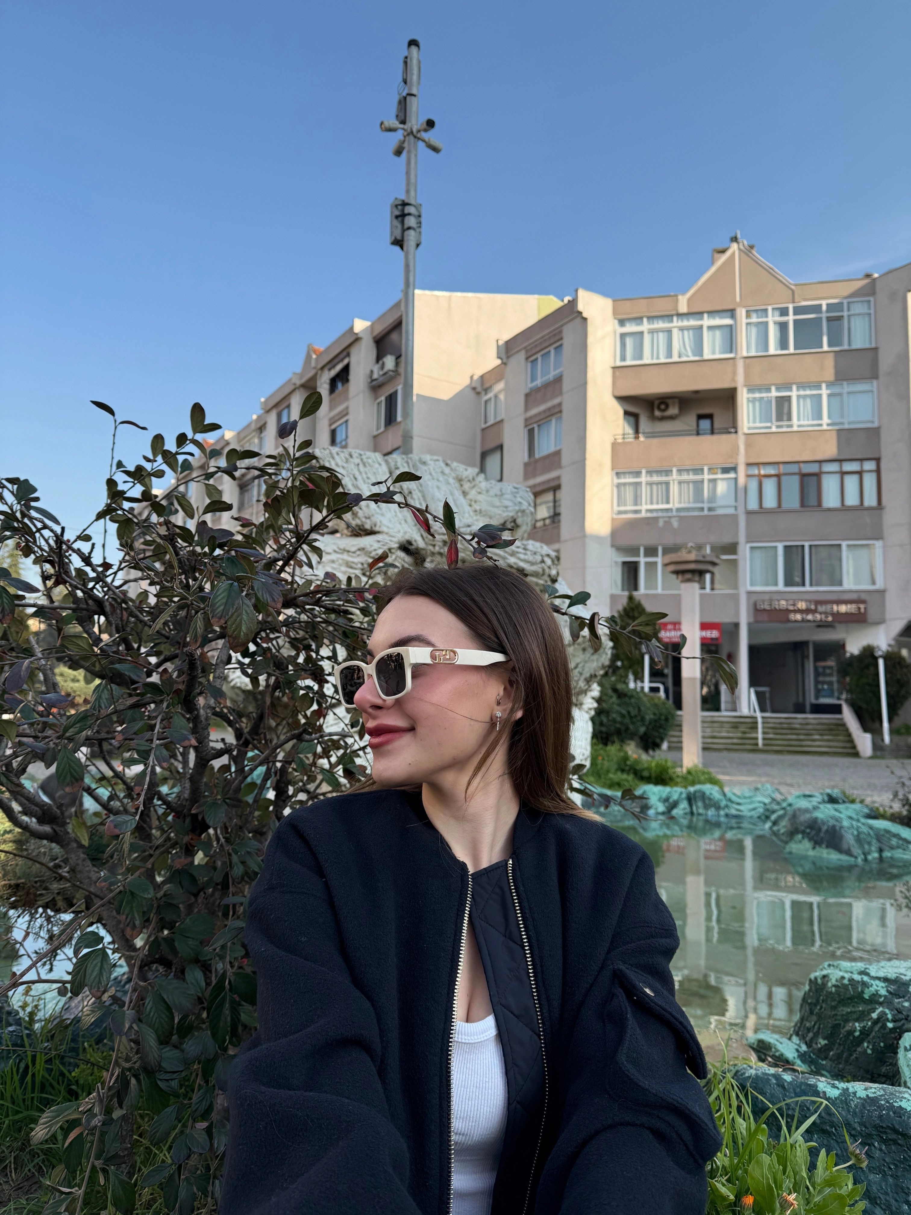 Livia Gold Detaylı Yeni Sezon Krem Dikdörtgen Güneş Gözlüğü
