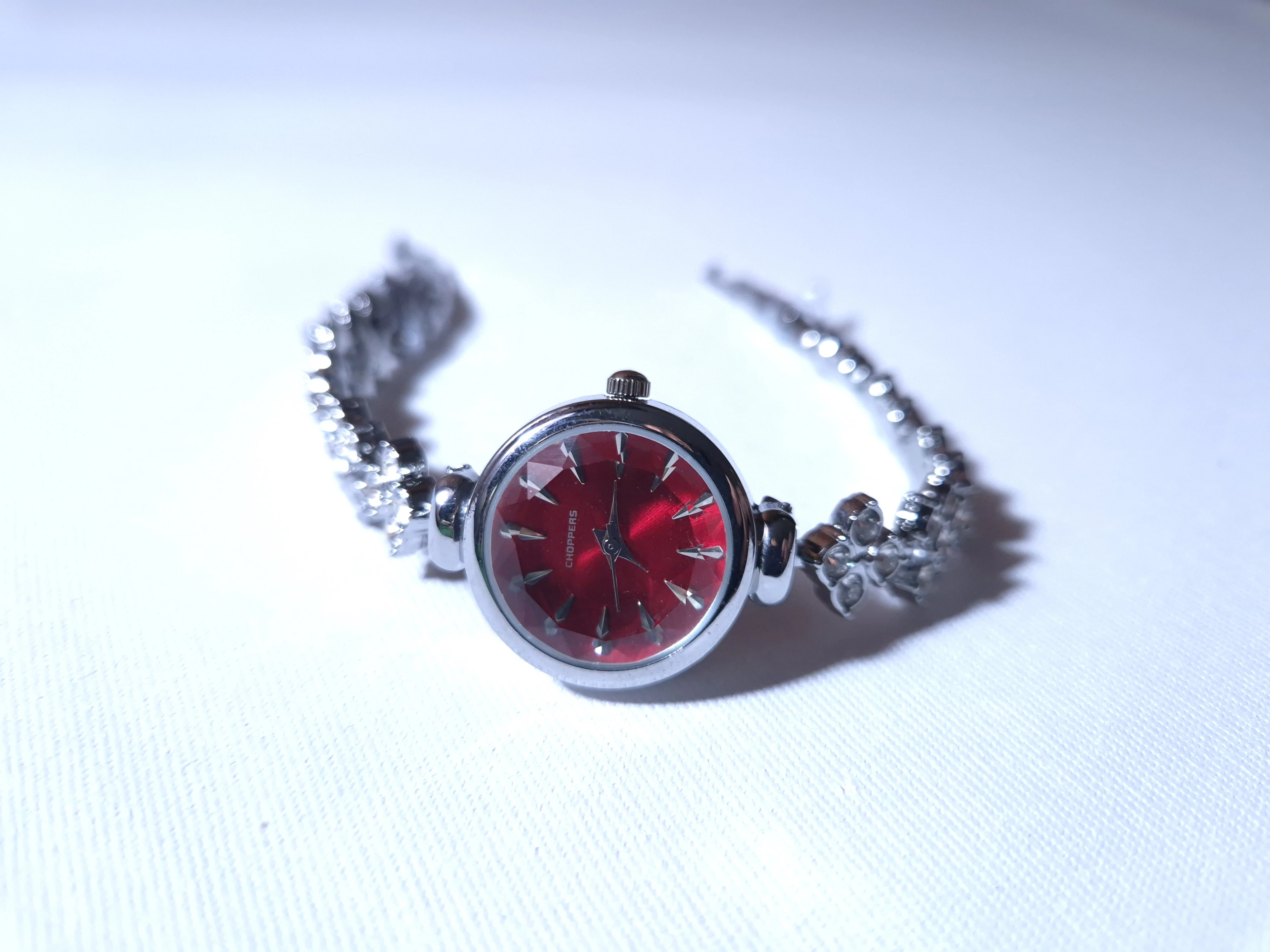 Noyan Ruby Taşlı Metal Kordon Yuvarlak Kasa Yeni Sezon Kadın Kol Saati Gümüş (Kırmızı Kadran)