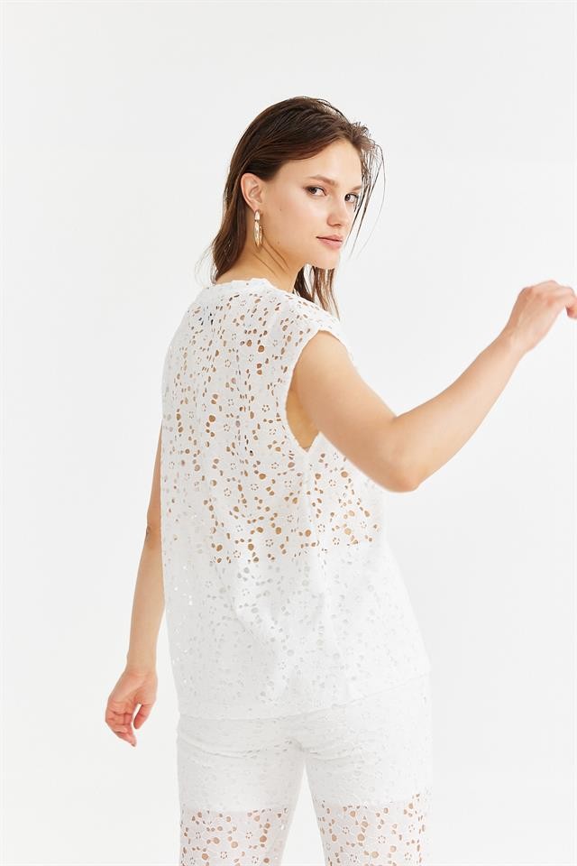 Lace Embroidered Sleeveless T-Shirt