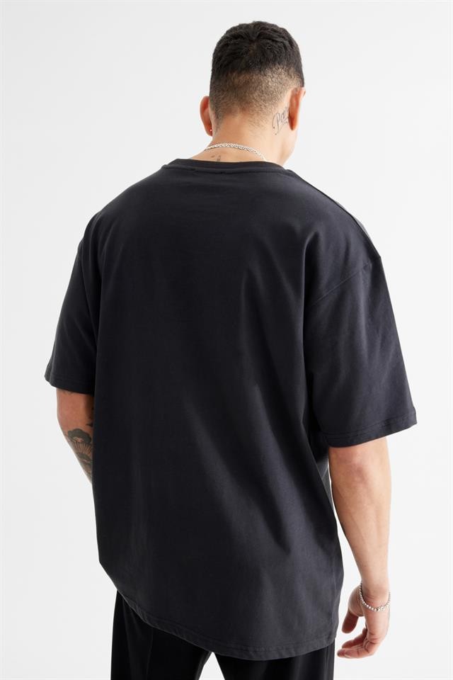 Siyah Nakışlı T-Shirt