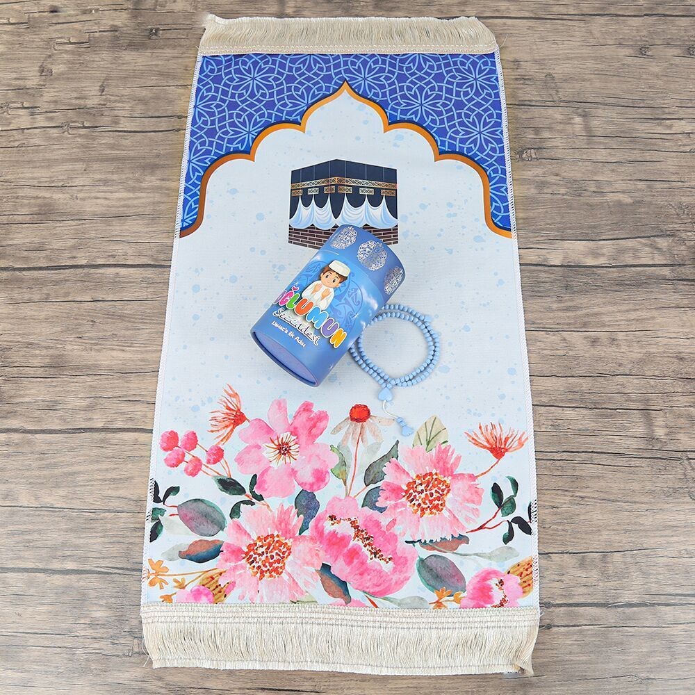 Namaz'a İlk Adım  Çocuk Seccadeli Kabe Desenli Mavi Renkli  Silindir Kumbaraa & Kokulu Kalp İşlemeli Tesbih 45*82 cm