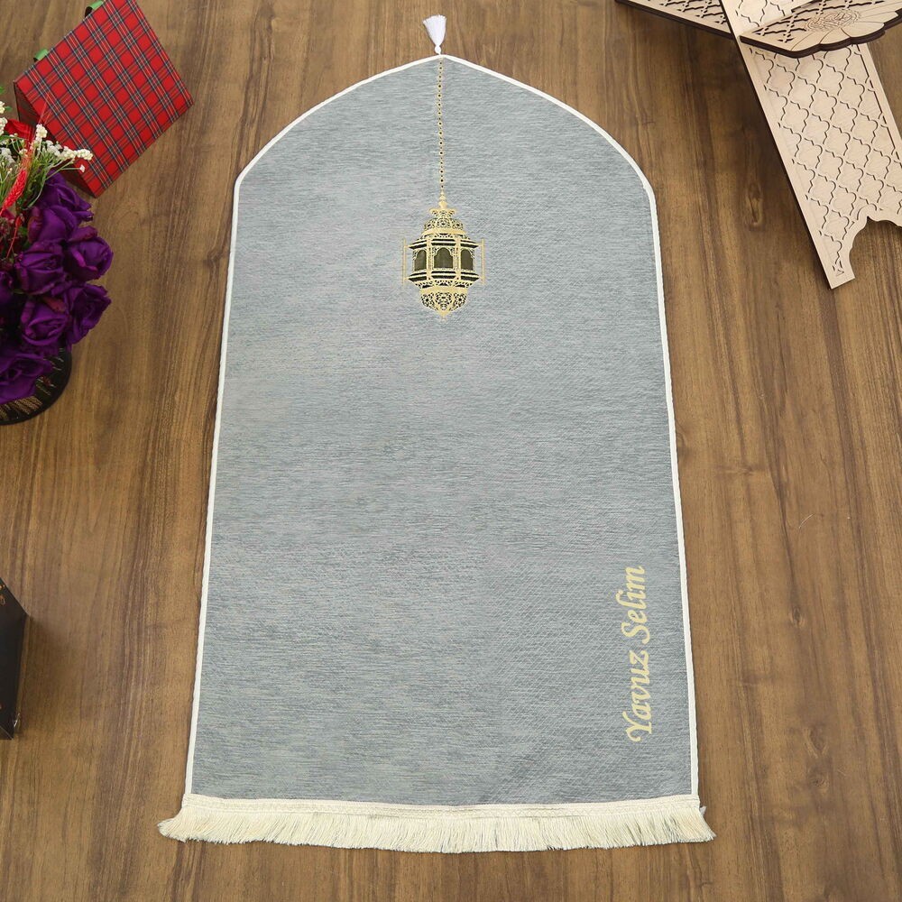 Mahya Desenli Lüks Astarlı Biyeli Şönil Seccade İsimli Gri (66X125cm) 565 gr