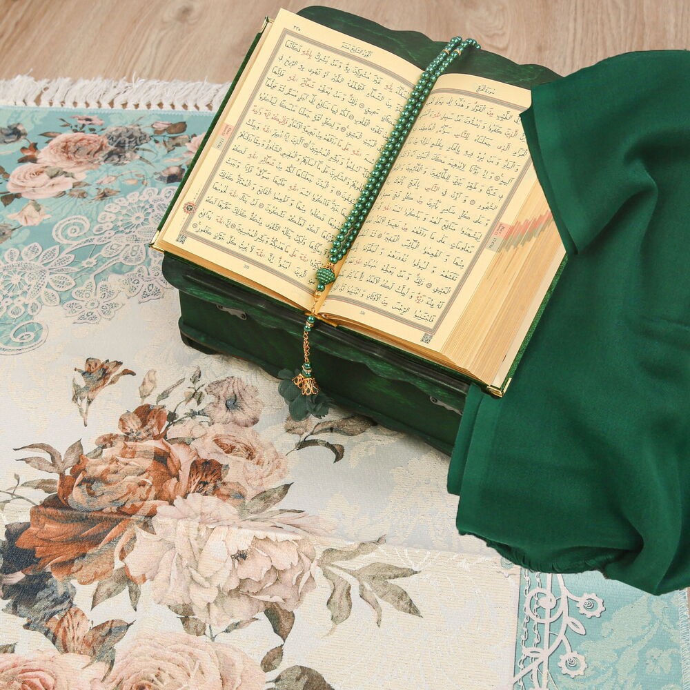 Hediyelik Ahşap Kitaplık ve Kuran Rahlesi, İsme Özel Hürrem Seccade, İnci Tesbih, Kadife Kaplı Kur'an-ı Kerim(20*14 cm)