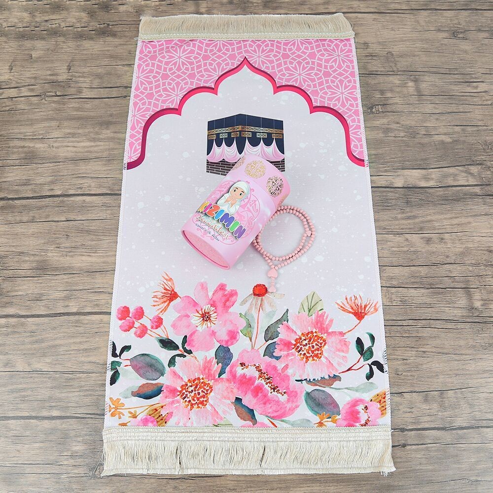 Namaz'a İlk Adım  Çocuk Seccadesi Kabe Desenli Pembe Renkli  Silindir Kutu & Kokulu Kalp İşlemeli Tesbih 45*82 cm