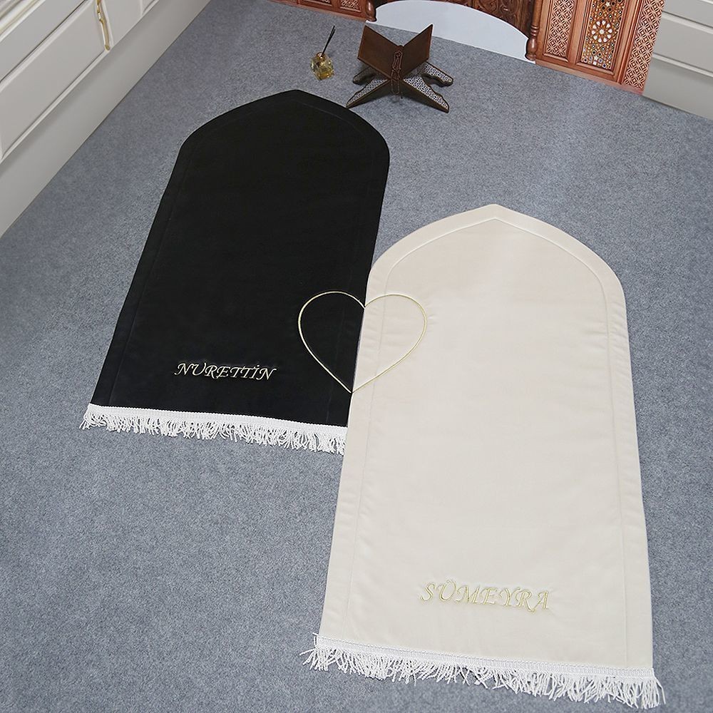 İsminizi Seccadeye Yazıyoruz Kalbi Tamamla Eşlere Özel Çiftli Sünger Dolgulu Seccade Siyah Beyaz Gold İşlemeli (70*120cm330gr) T