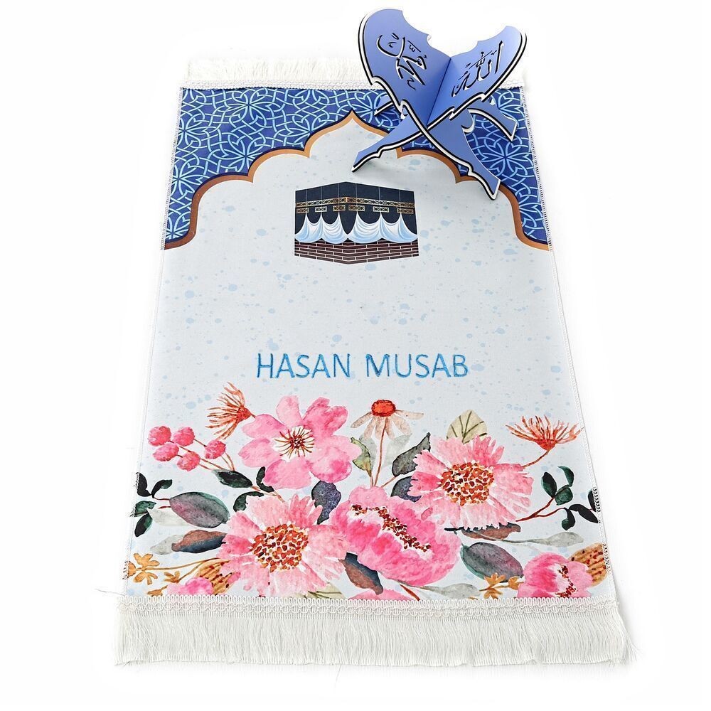 İsme Özel Namaz'a İlk Adım  Çocuk Seccadesi Kabe Desenli Mavi Renkli  Silindir Kumbara & Kokulu Kalp İşlemeli Tesbih 45*82 cm
