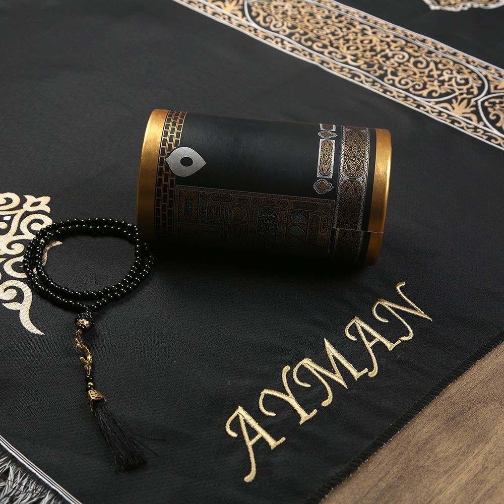 İsme Özel Kabe Desenli Silindir Kutulu Kabe Duvarı Seccadeli, İnci Tesbihli Hediye Seti