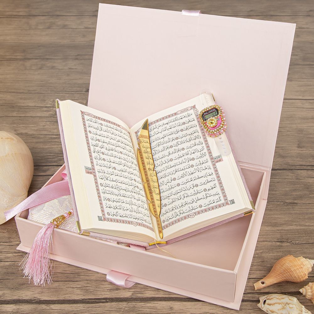 Çeyiz Seti Pembe Kutu  ve Seccadesi Kur'an Kerim  Zikirmatik Ayraç  27*19*5 cm
