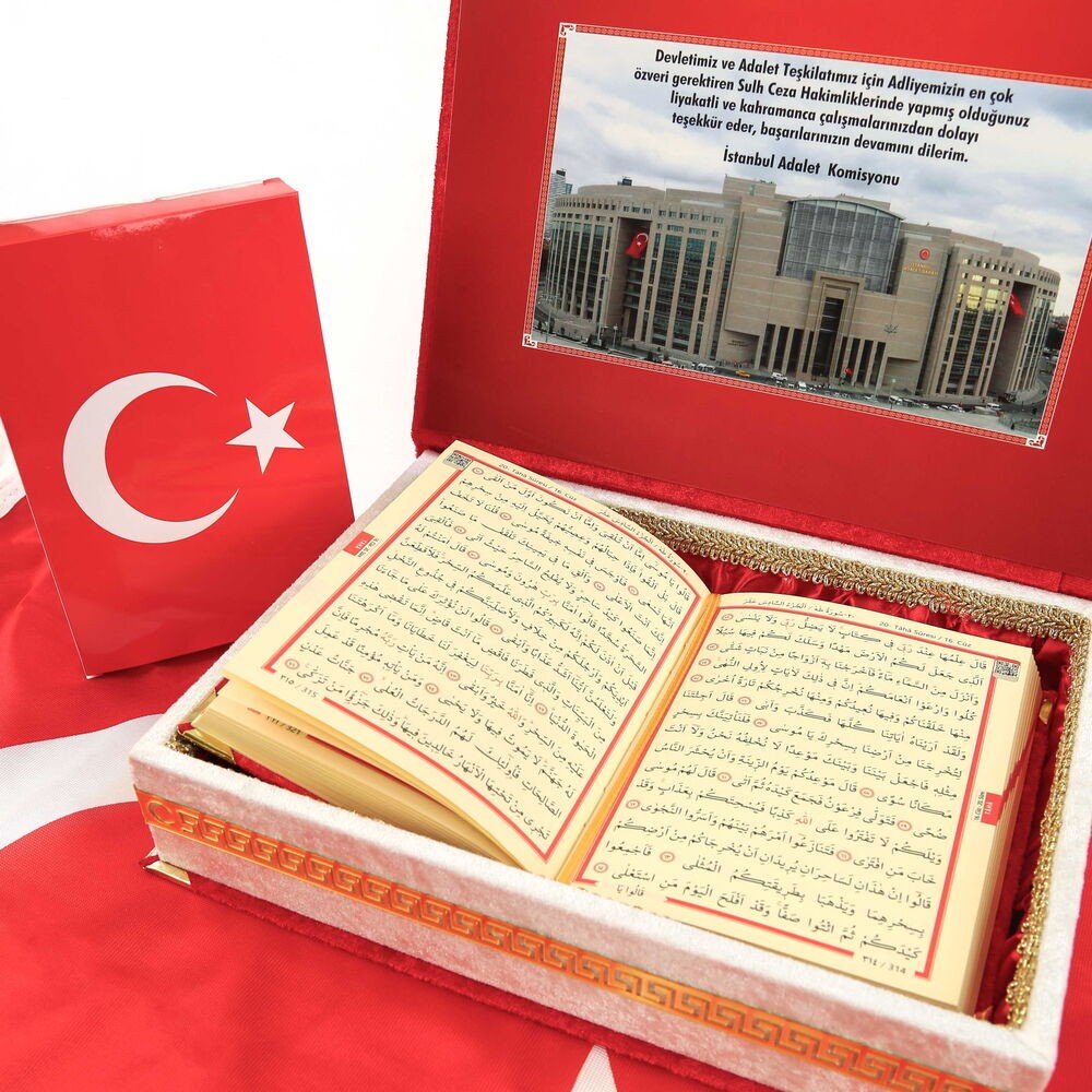 Türk Bayraklı Kuran-ı Kerim Seti Kadife Kutulu (20x27cm)