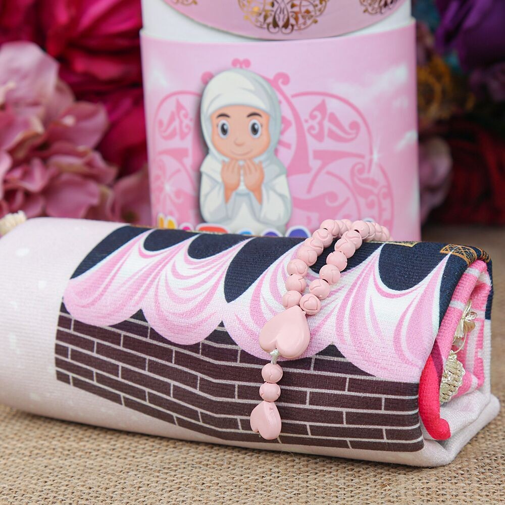 Namaz'a İlk Adım  Çocuk Seccadesi Kabe Desenli Pembe Renkli  Silindir Kutu & Kokulu Kalp İşlemeli Tesbih 45*82 cm