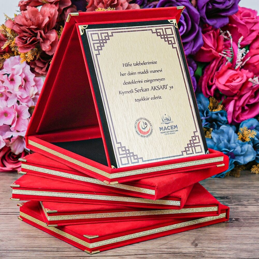 Kişiye Özel Kadife Kaplı Hediye Plaketi (12x16)