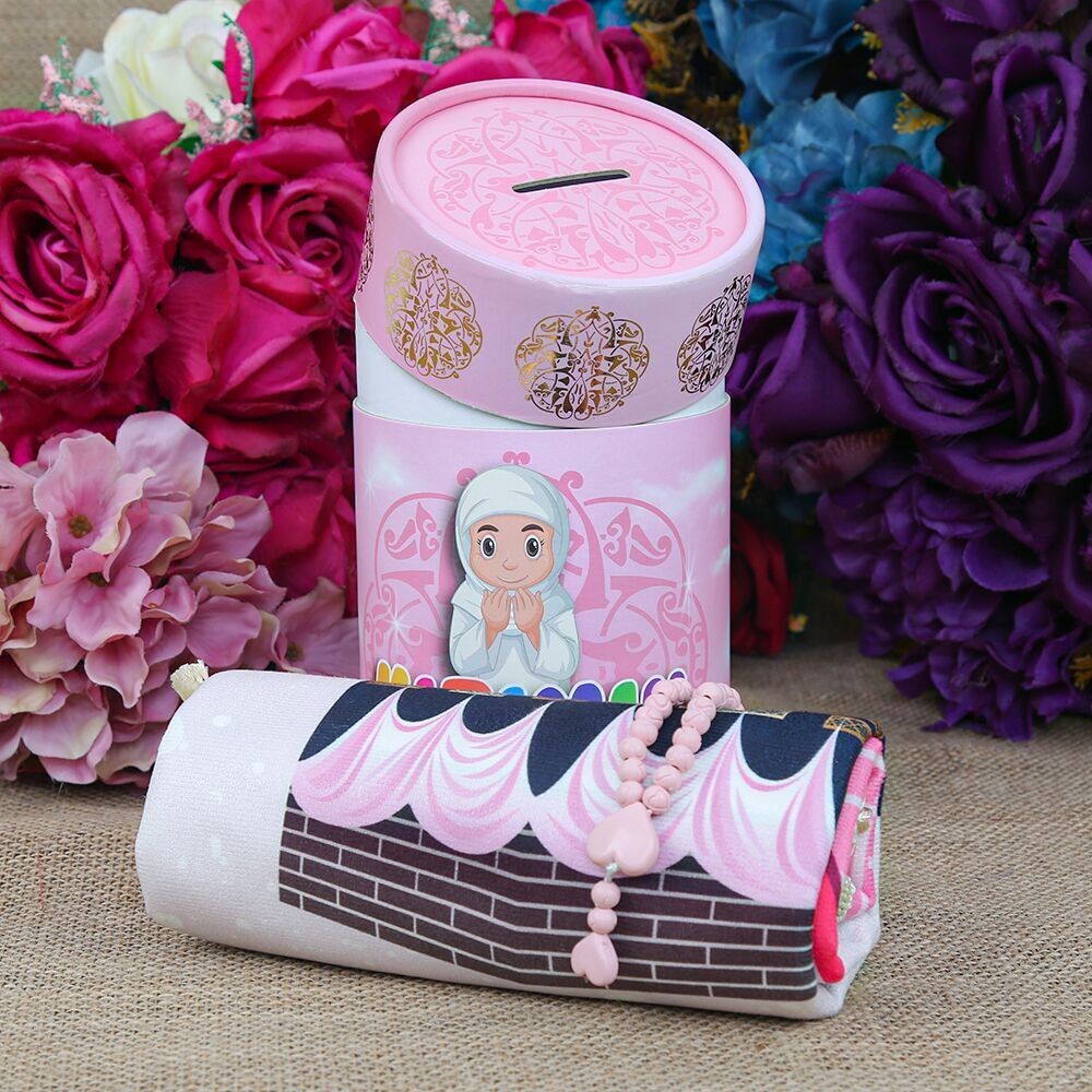 Namaz'a İlk Adım  Çocuk Seccadesi Kabe Desenli Pembe Renkli  Silindir Kutu & Kokulu Kalp İşlemeli Tesbih 45*82 cm