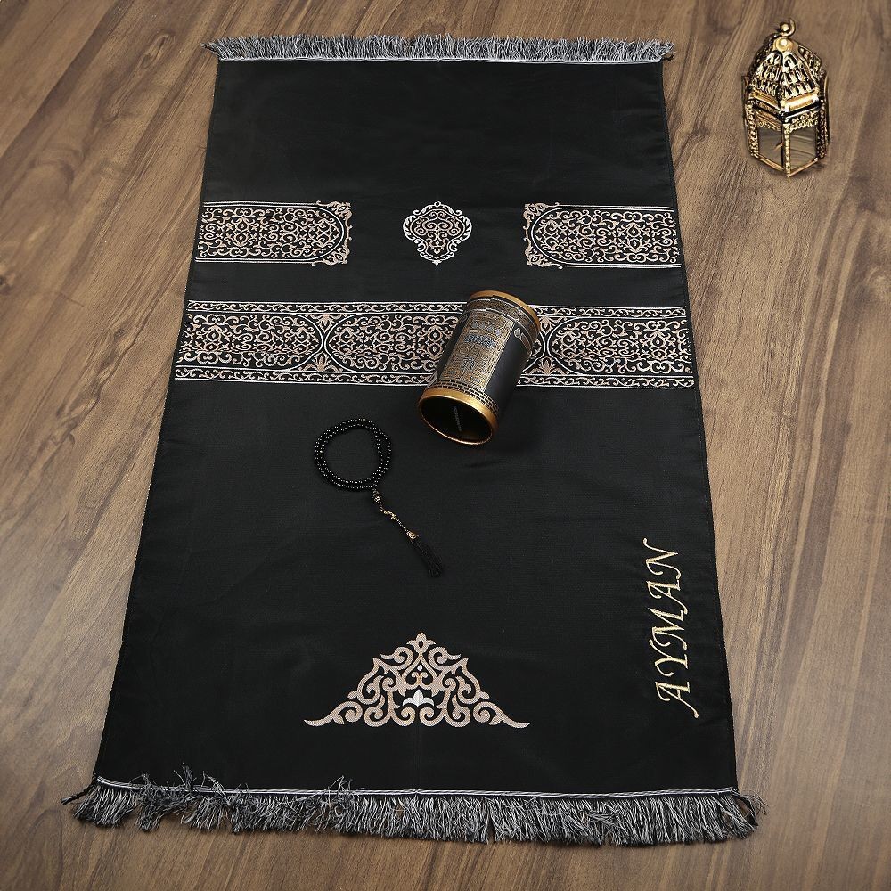 İsme Özel Kabe Desenli Silindir Kutulu Kabe Duvarı Seccadeli, İnci Tesbihli Hediye Seti