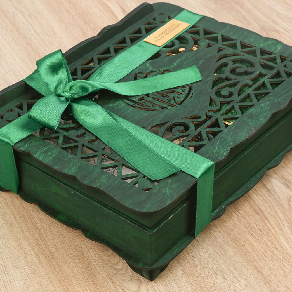 Hediyelik Ahşap Kitaplık ve Kuran Rahlesi, İsme Özel Hürrem Seccade, İnci Tesbih, Kadife Kaplı Kur'an-ı Kerim(20*14 cm)