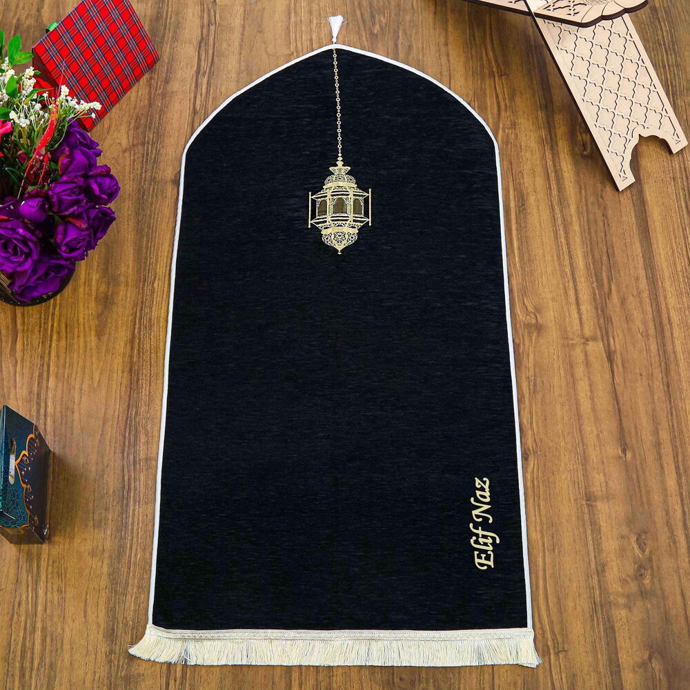 Mahya Desenli Lüks Astarlı Biyeli Şönil Seccade İsimli Siyah (66X125cm) 565 gr