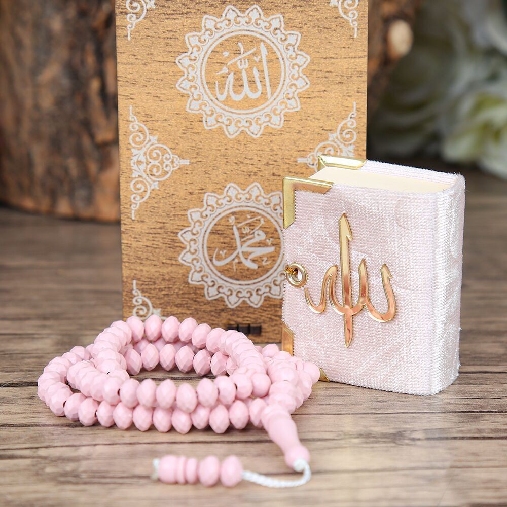 Mini Ahşap Kutuda Mini Kur'an-ı Kerim & Pembe Kristal Tesbih (13x7cm)