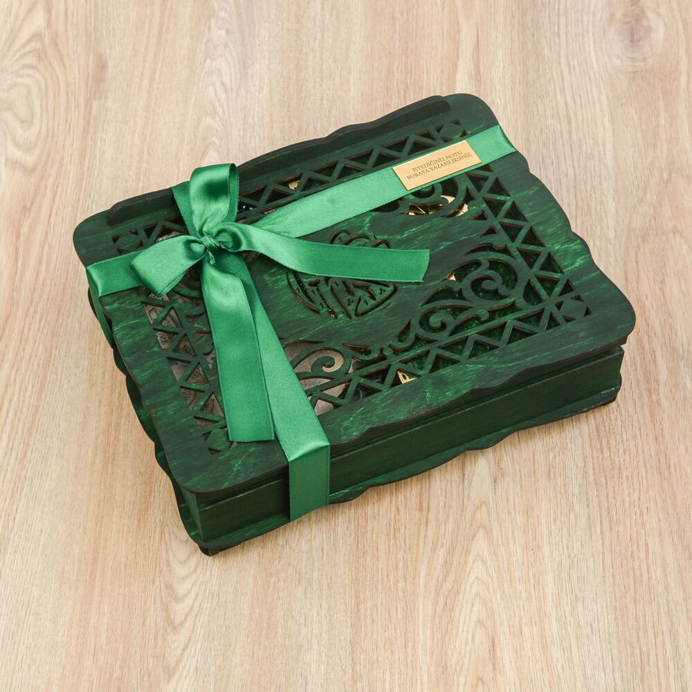 Hediyelik Ahşap Kitaplık ve Kuran Rahlesi, İsme Özel Hürrem Seccade, İnci Tesbih, Kadife Kaplı Kur'an-ı Kerim(20*14 cm)