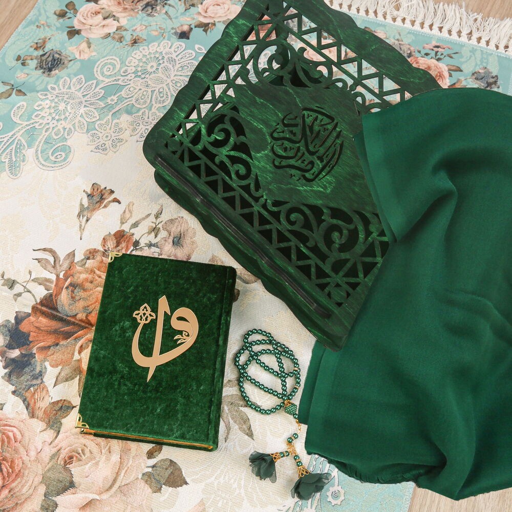 Hediyelik Ahşap Kitaplık ve Kuran Rahlesi, İsme Özel Hürrem Seccade, İnci Tesbih, Kadife Kaplı Kur'an-ı Kerim(20*14 cm)