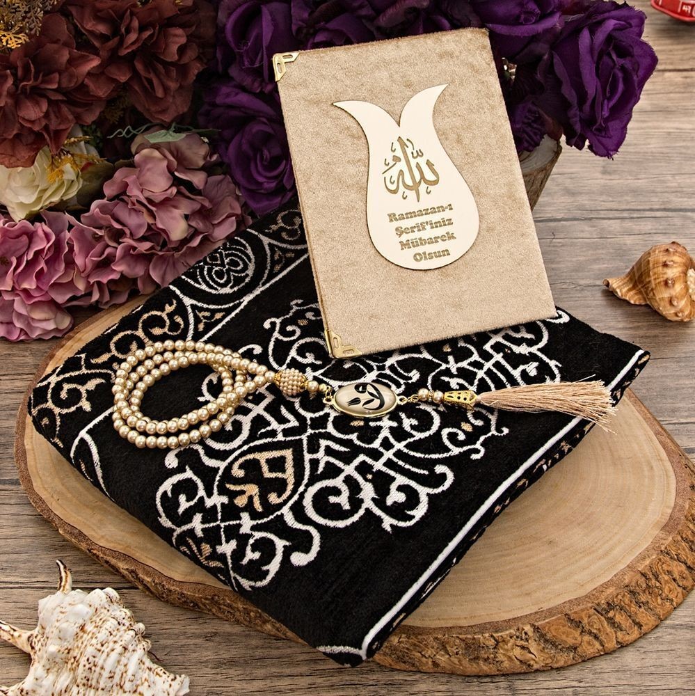 Hediyelik Kabe Desenli Lüks Seccade, Kadife Kaplı Yasin Kitabı, İnci Tesbihli Set
