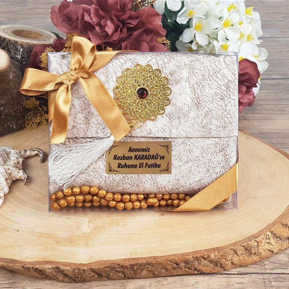 Hediyelik Kadife Çantalı Yasin, Kokulu Tesbih, Asetat Kutulu (17×15) Set