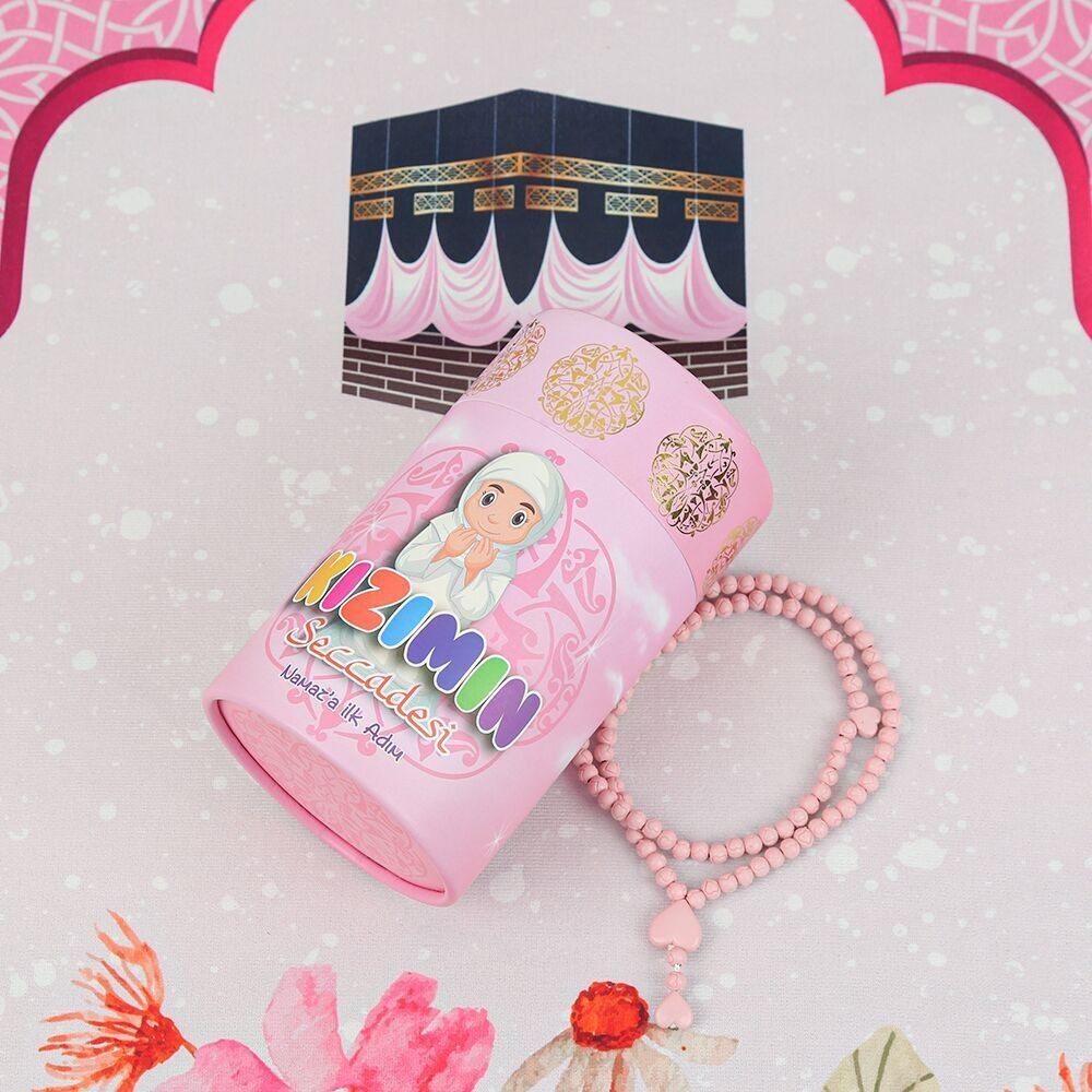 Namaz'a İlk Adım  Çocuk Seccadesi Kabe Desenli Pembe Renkli  Silindir Kutu & Kokulu Kalp İşlemeli Tesbih 45*82 cm