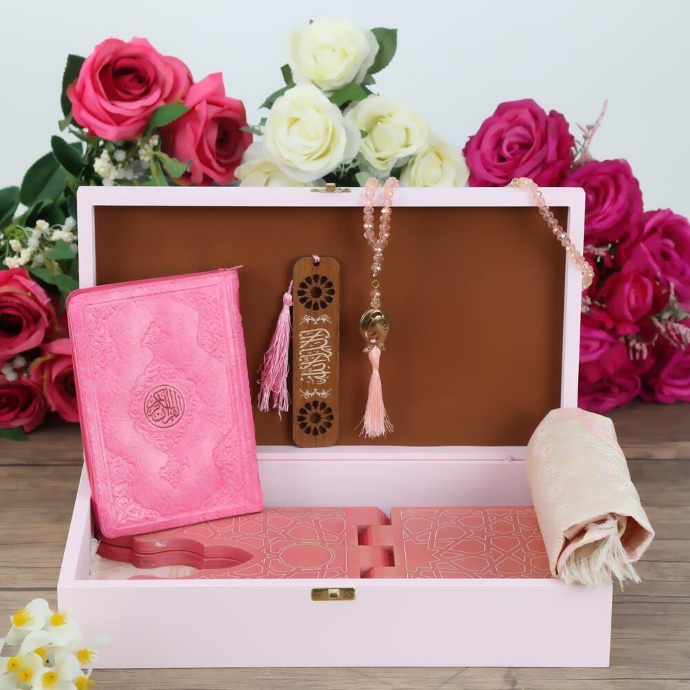Hediyelik Seccade, Ahşap Rahle, Kur'an-ı Kerim, Kristal Tesbih, Kitap Ayracı, Ahşap Kutulu Set