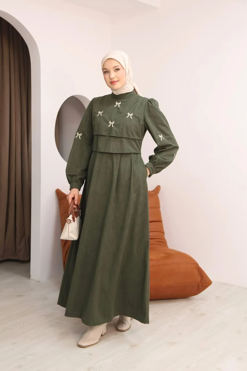 LF5034 Fiyonk İşlemeli Star Süet Tesettür Elbise – Cepli, Düğme Detaylı, Kışlık Şık Elbise