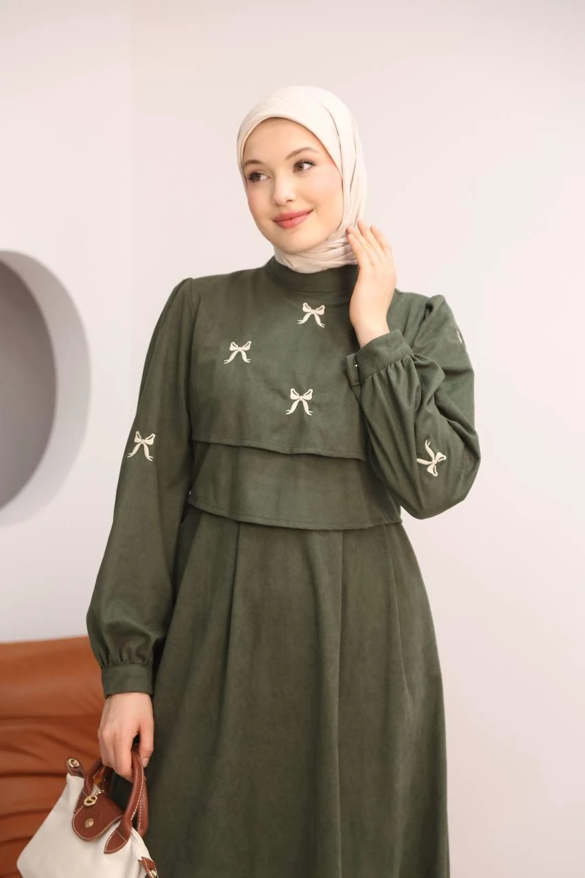 LF5034 Fiyonk İşlemeli Star Süet Tesettür Elbise – Cepli, Düğme Detaylı, Kışlık Şık Elbise