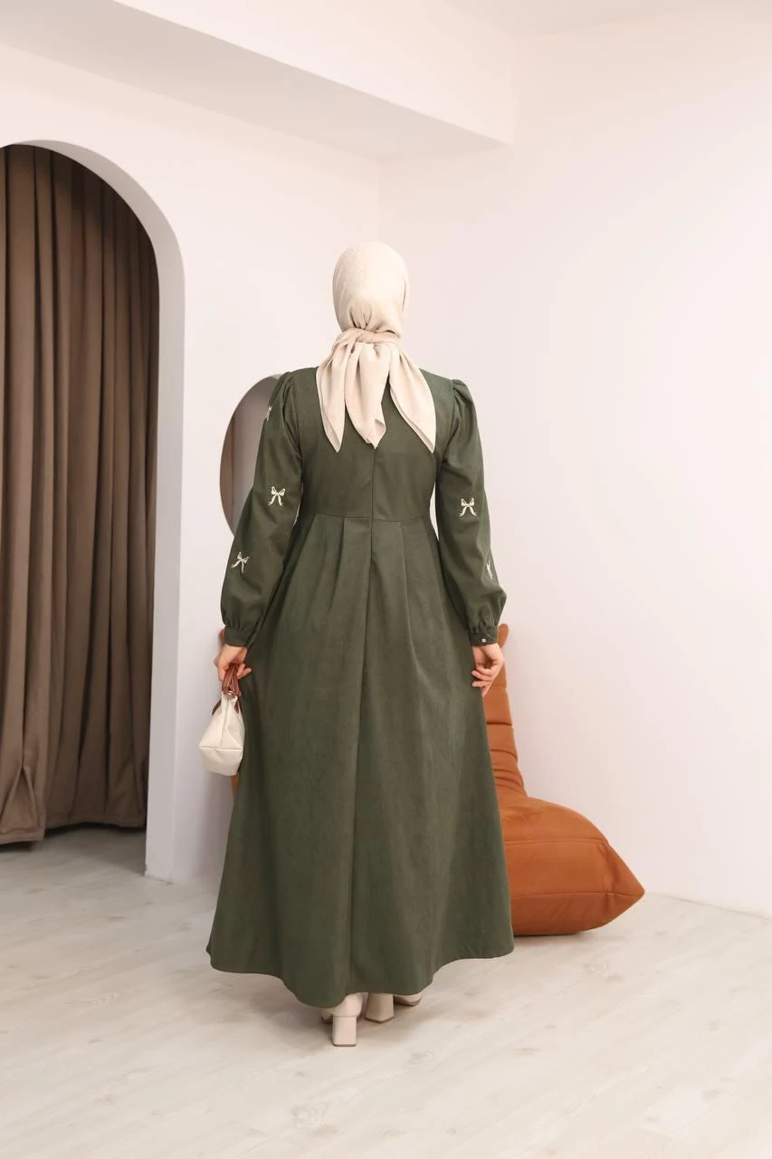 LF5034 Fiyonk İşlemeli Star Süet Tesettür Elbise – Cepli, Düğme Detaylı, Kışlık Şık Elbise