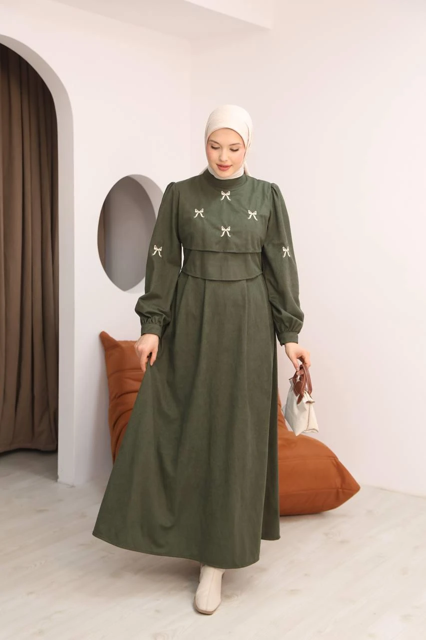 LF5034 Fiyonk İşlemeli Star Süet Tesettür Elbise – Cepli, Düğme Detaylı, Kışlık Şık Elbise