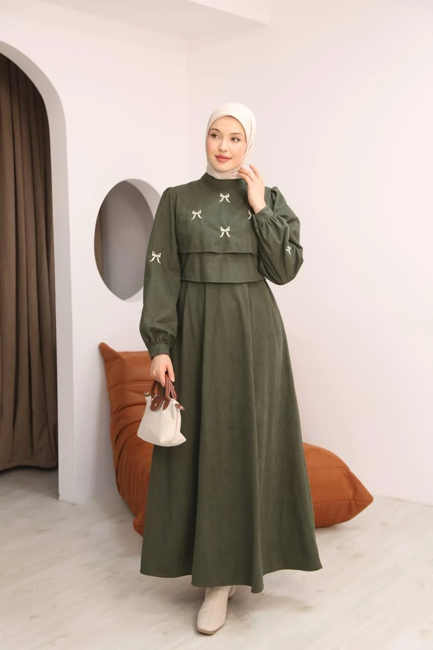 LF5034 Fiyonk İşlemeli Star Süet Tesettür Elbise – Cepli, Düğme Detaylı, Kışlık Şık Elbise