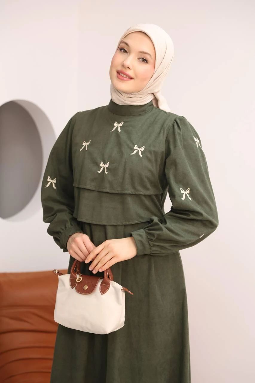 LF5034 Fiyonk İşlemeli Star Süet Tesettür Elbise – Cepli, Düğme Detaylı, Kışlık Şık Elbise