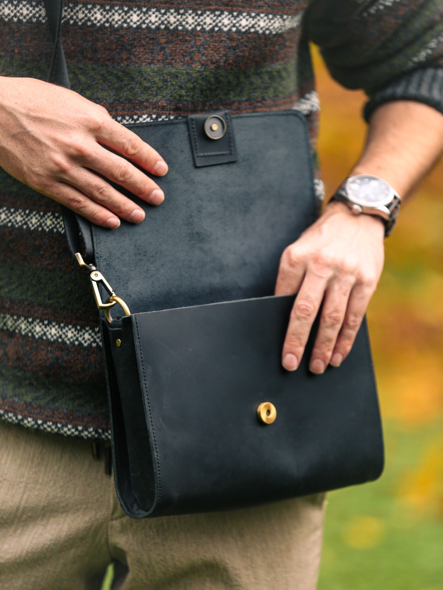 Horizontal Midi Messenger Bag - Black