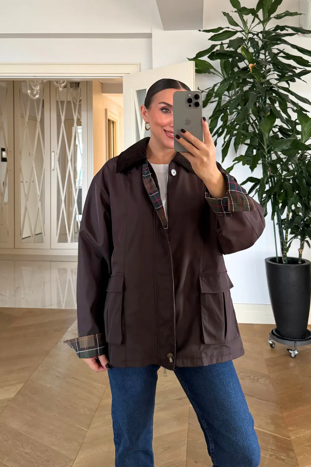 Kadife Yaka Ekose Detaylı Kadın Mont