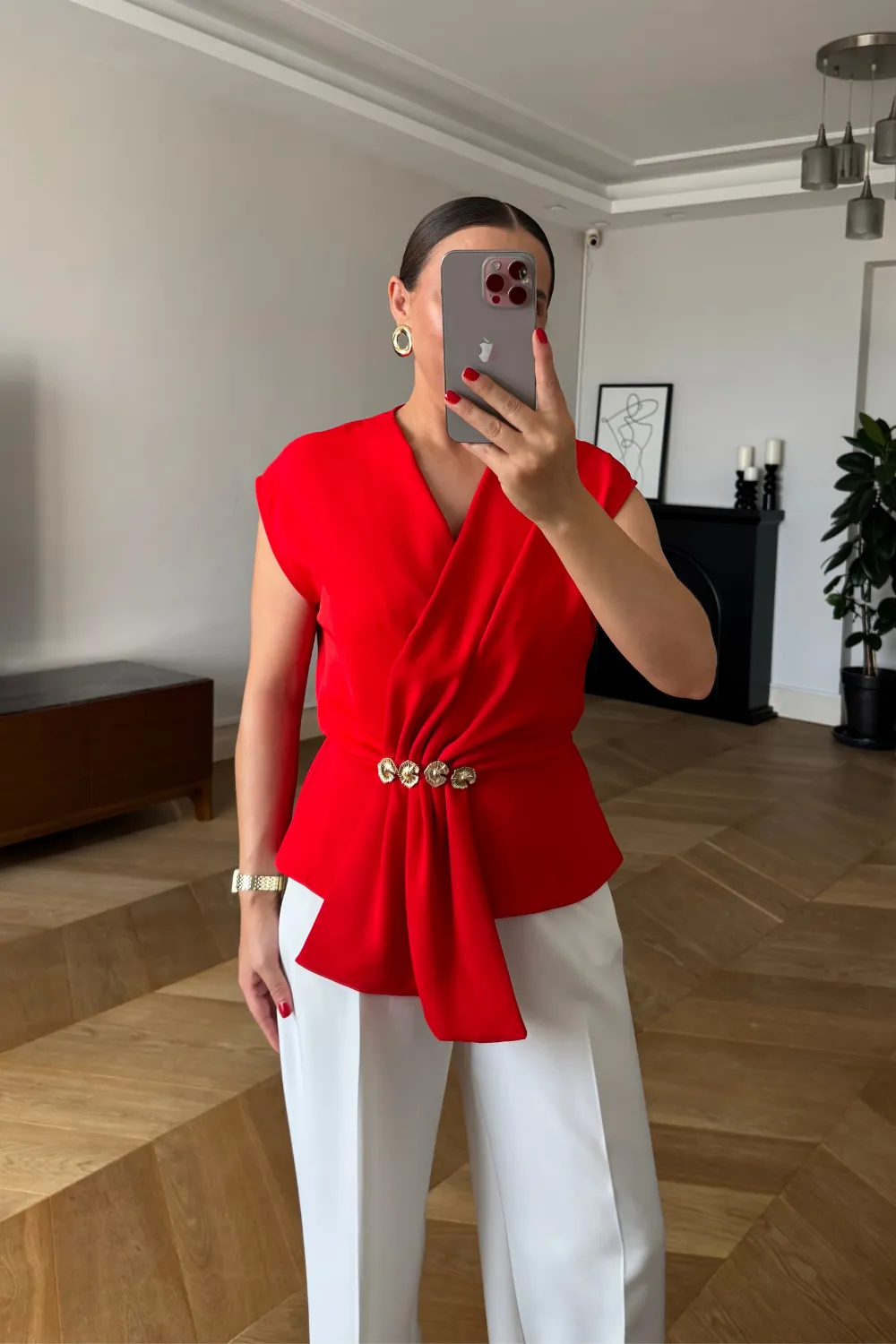 Kruvaze Yaka Aksesuar Detaylı Bluz