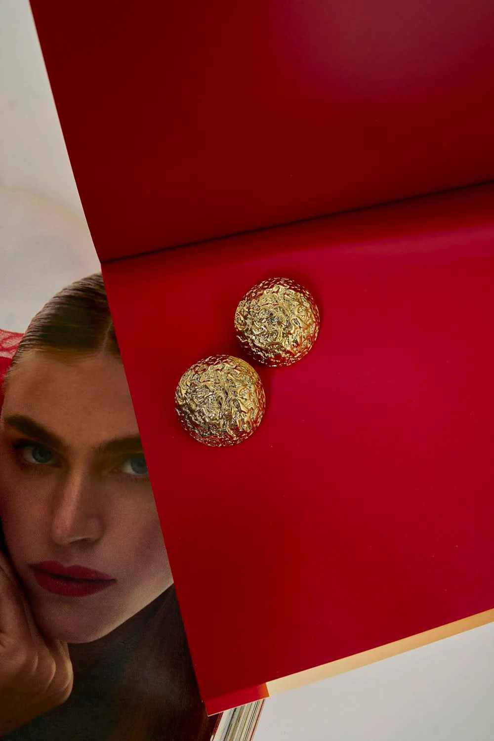 Bombeli Daire Plaka Kadın Küpe