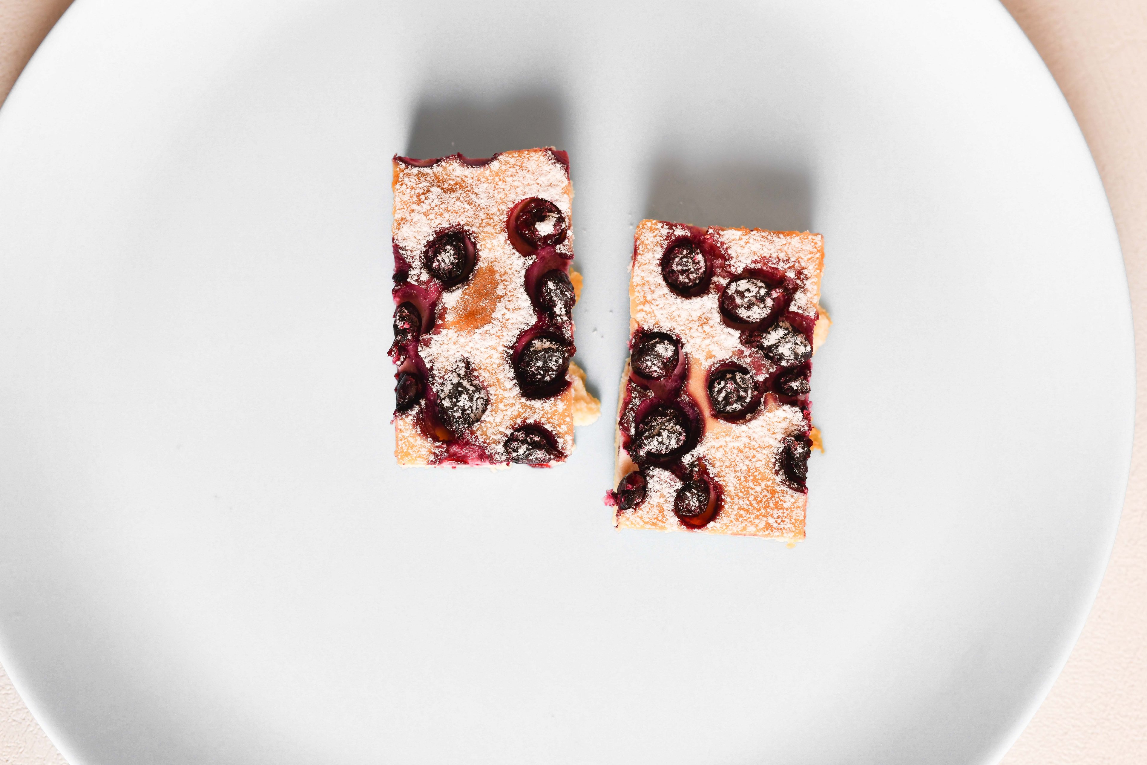 Vişneli Beyaz Çikolatalı Brownie Tarifi: Farklı ve Lezzetli Bir Tatlı