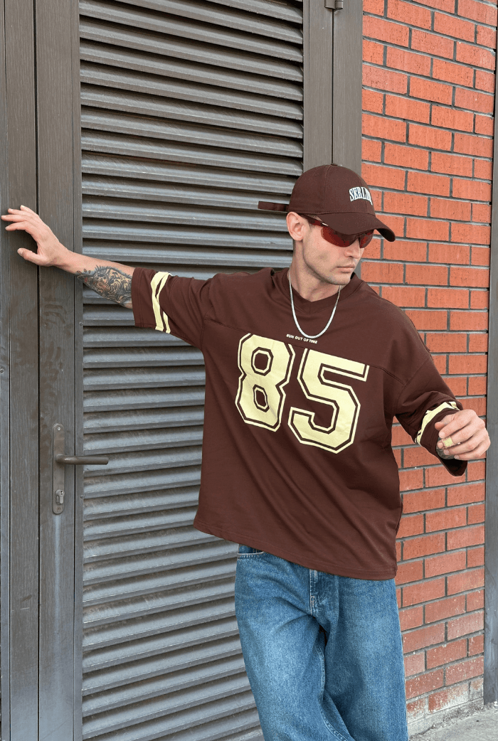 85 Baskılı V Yaka Oversize Premium Tişört - Kahverengi