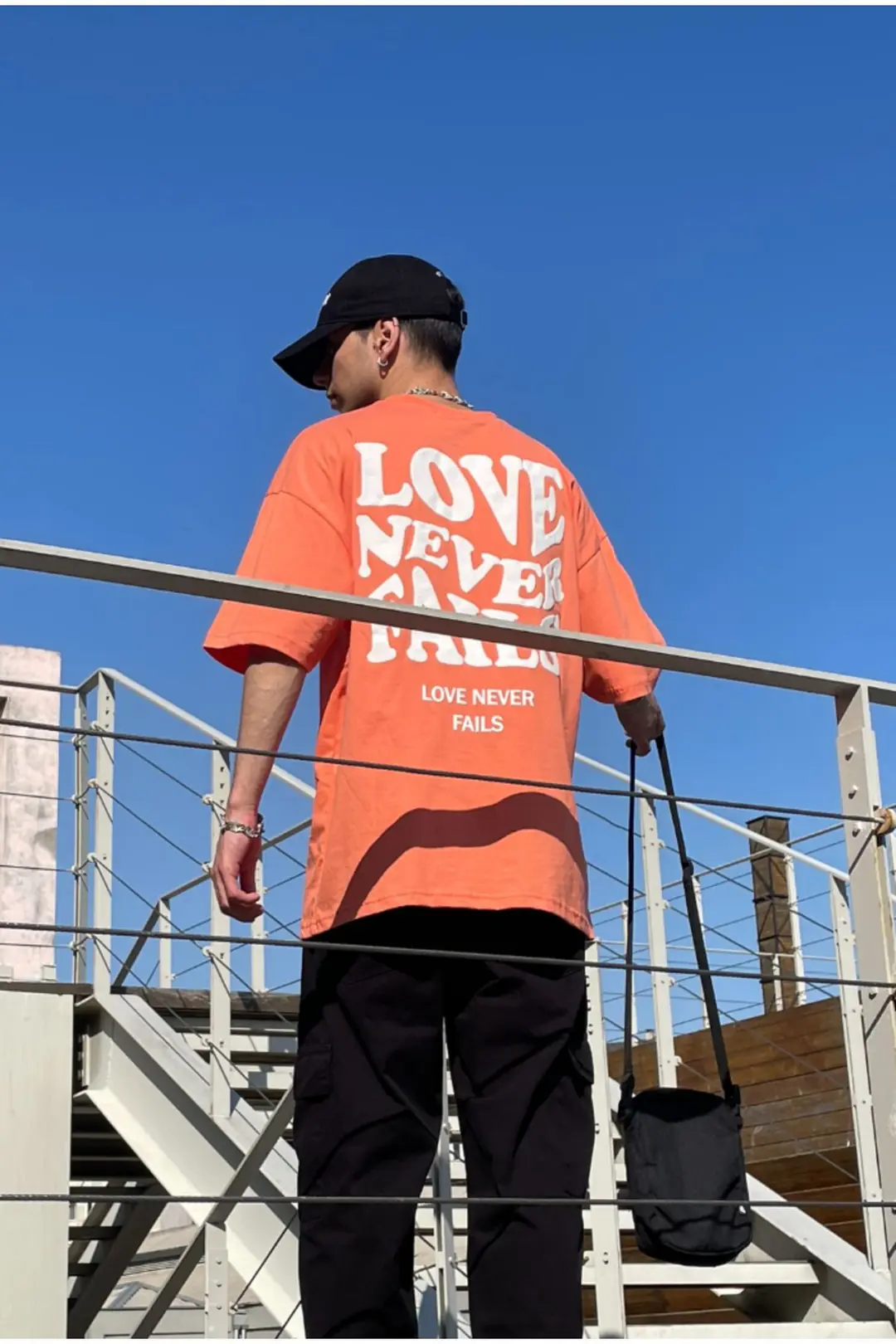 Love Never Fails Oversize T-shirt