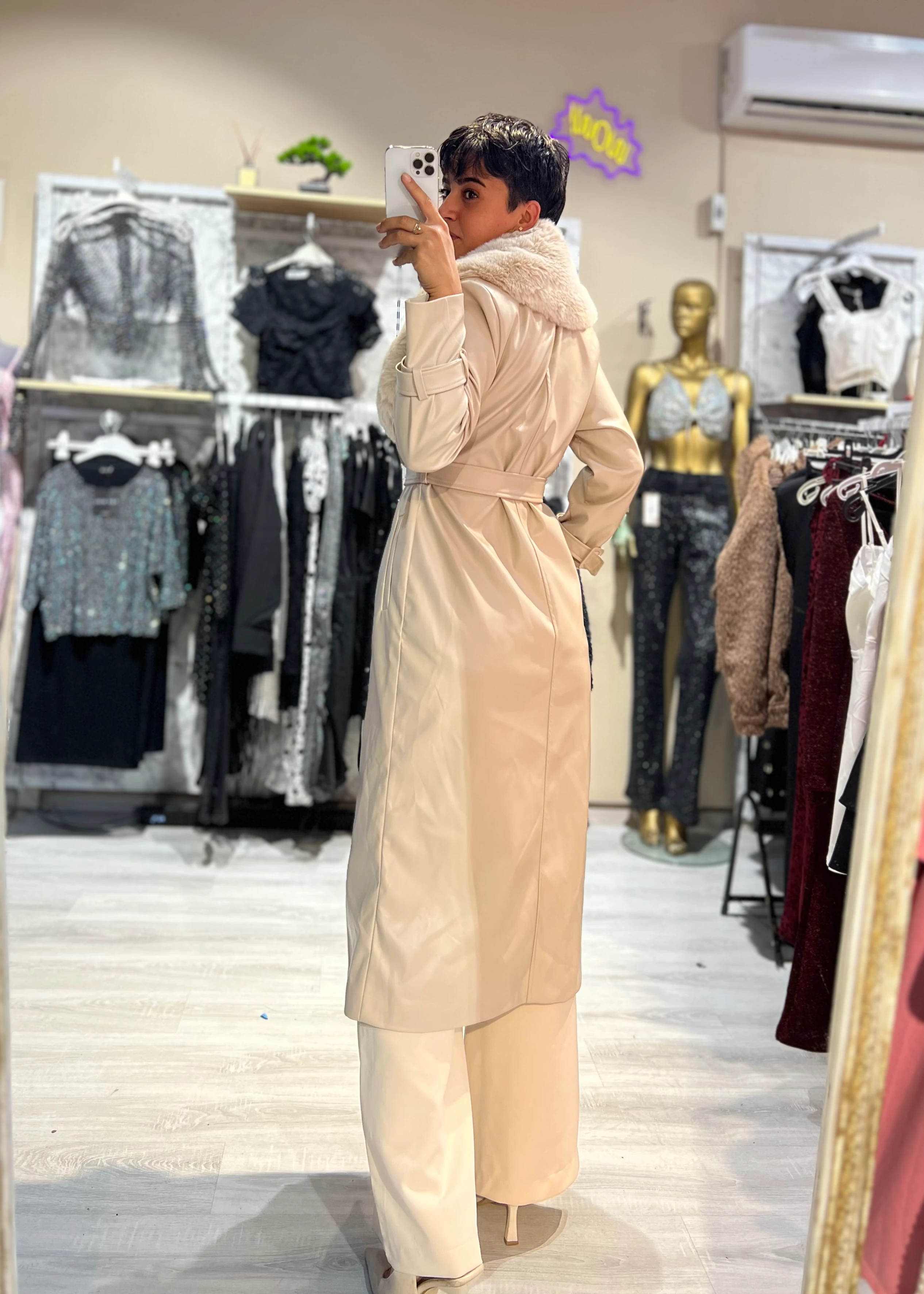 Yakası Çıkabilen Kürklü Kemerli Suni Deri Mont - BEJ