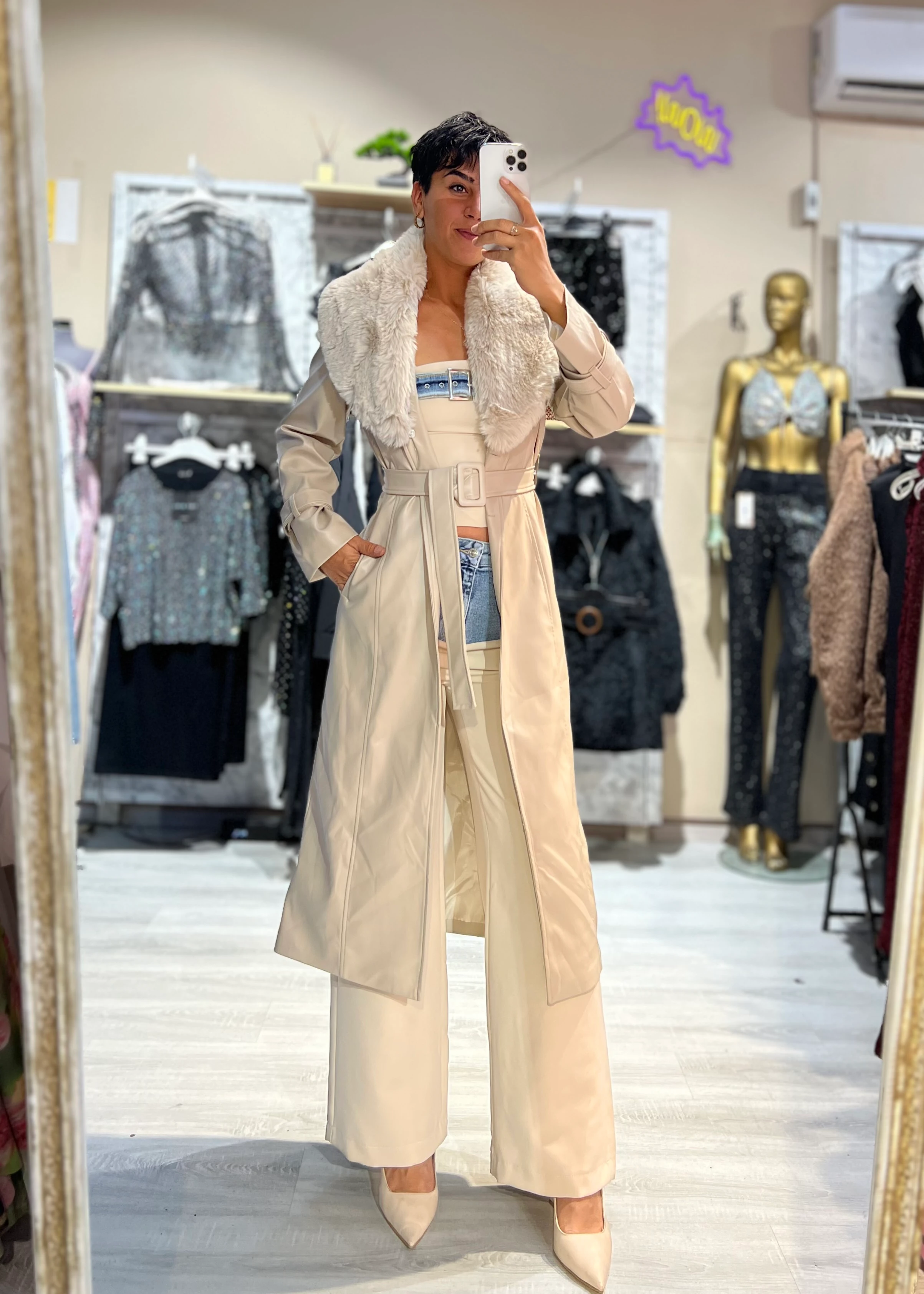 Yakası Çıkabilen Kürklü Kemerli Suni Deri Mont - BEJ