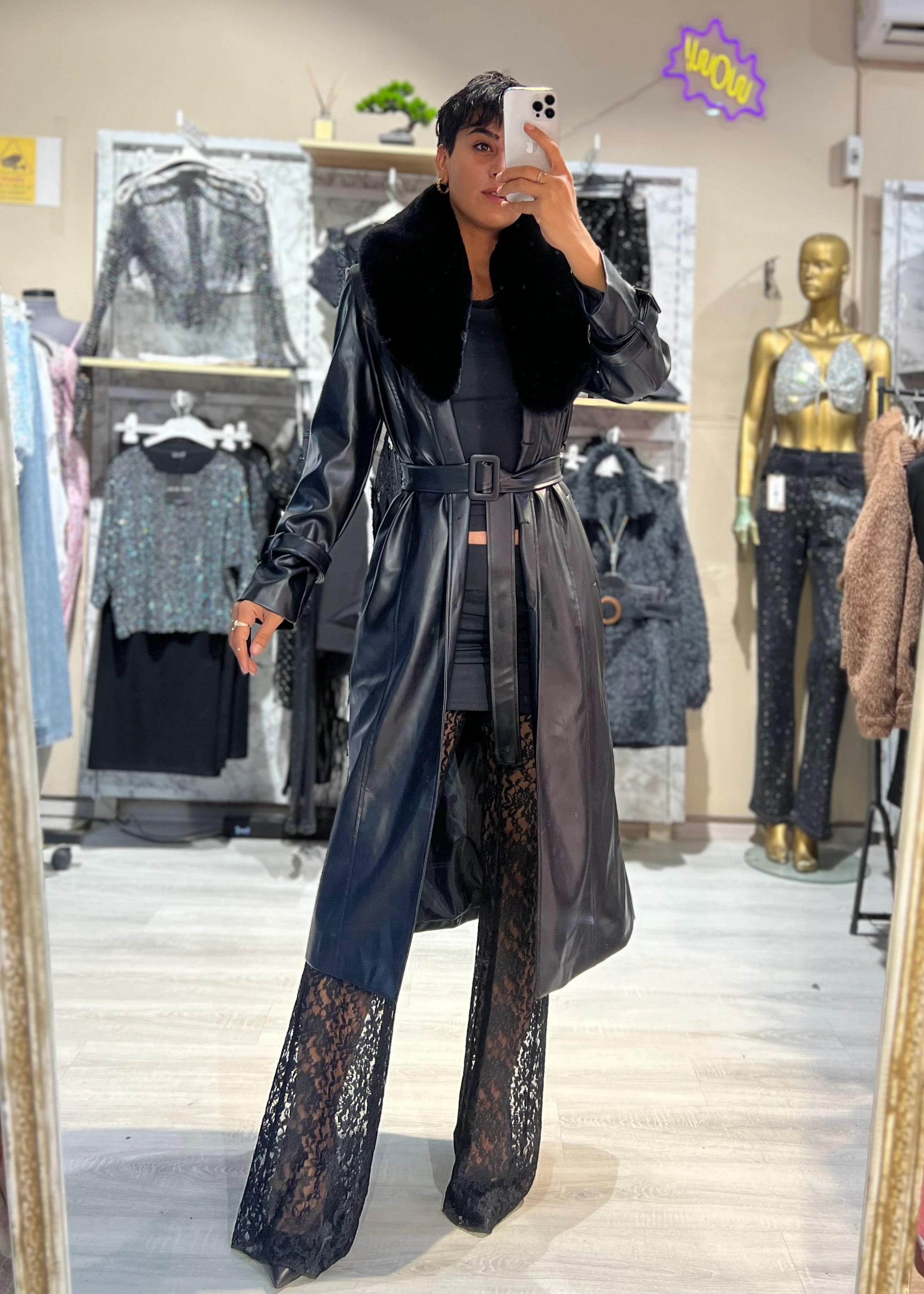 Yakası Çıkabilen Kürklü Kemerli Suni Deri Mont - SİYAH